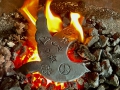 geschmiedete Friedenstaube im Feuer
